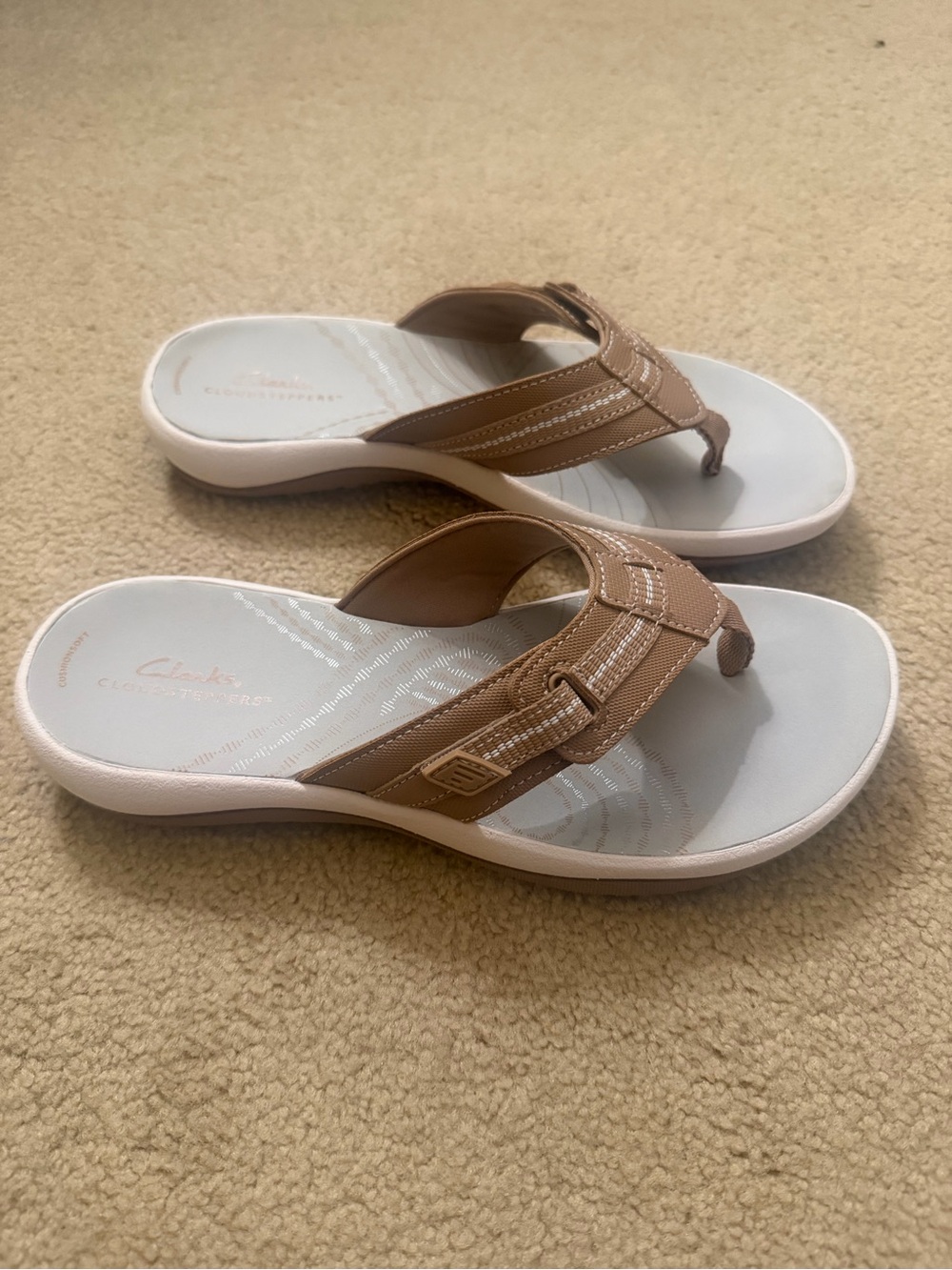 NWT Clarks Cloudsteppers Women's 8 Tan Comfort Flip Flop Sandals - Picture 2 of 3